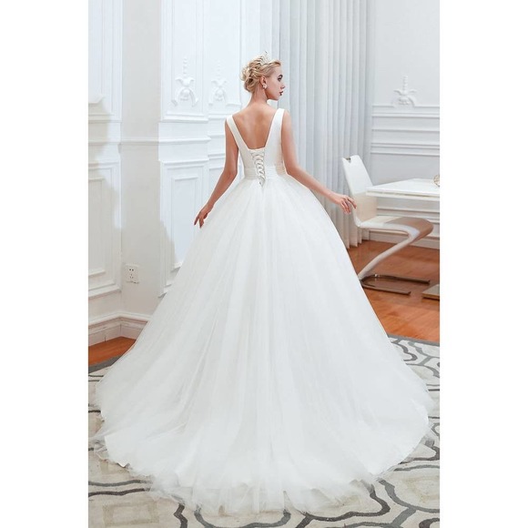 Elegant White Wedding Dress - Picture 2 of 14